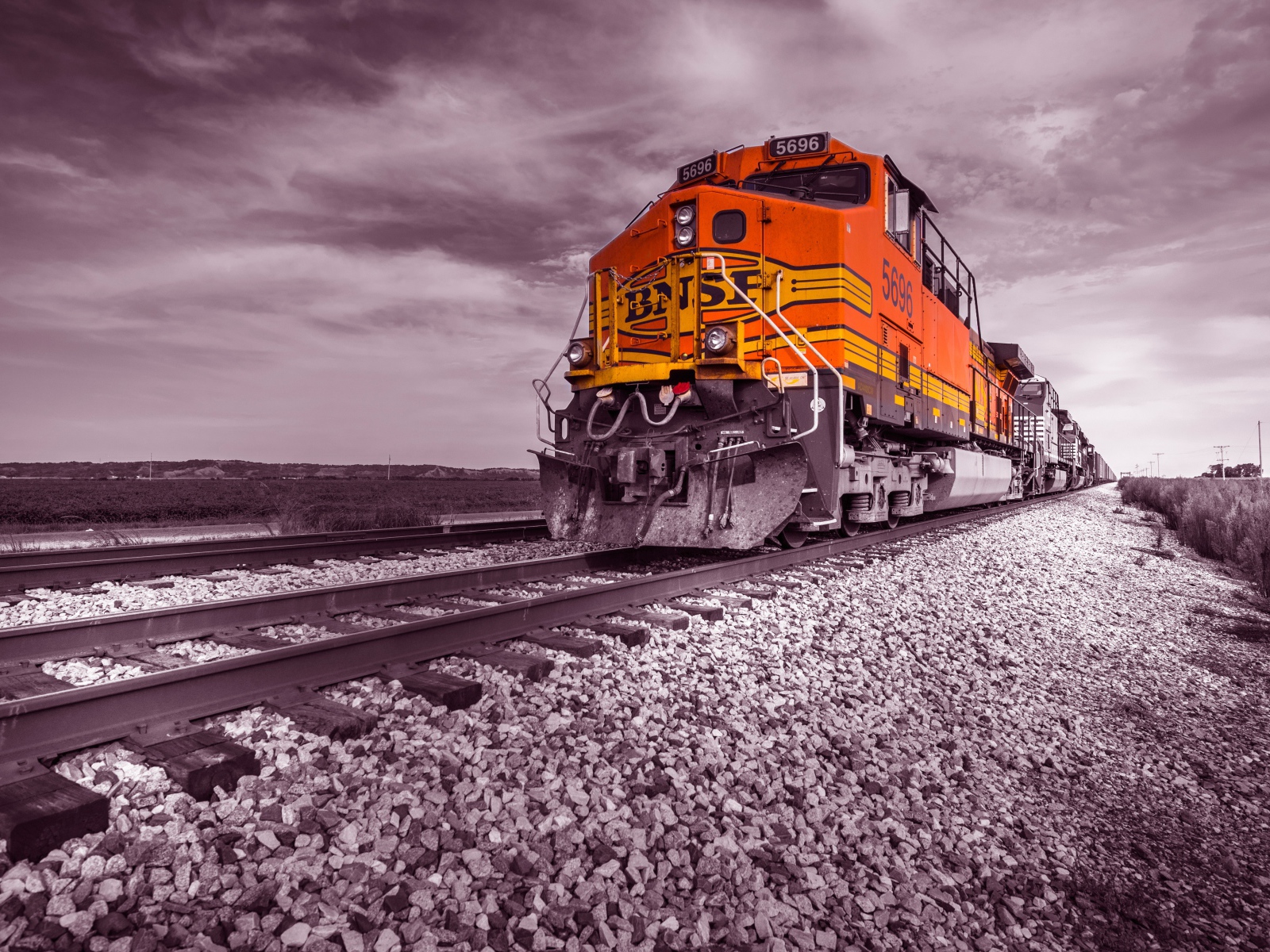 Локомотив на рельсах