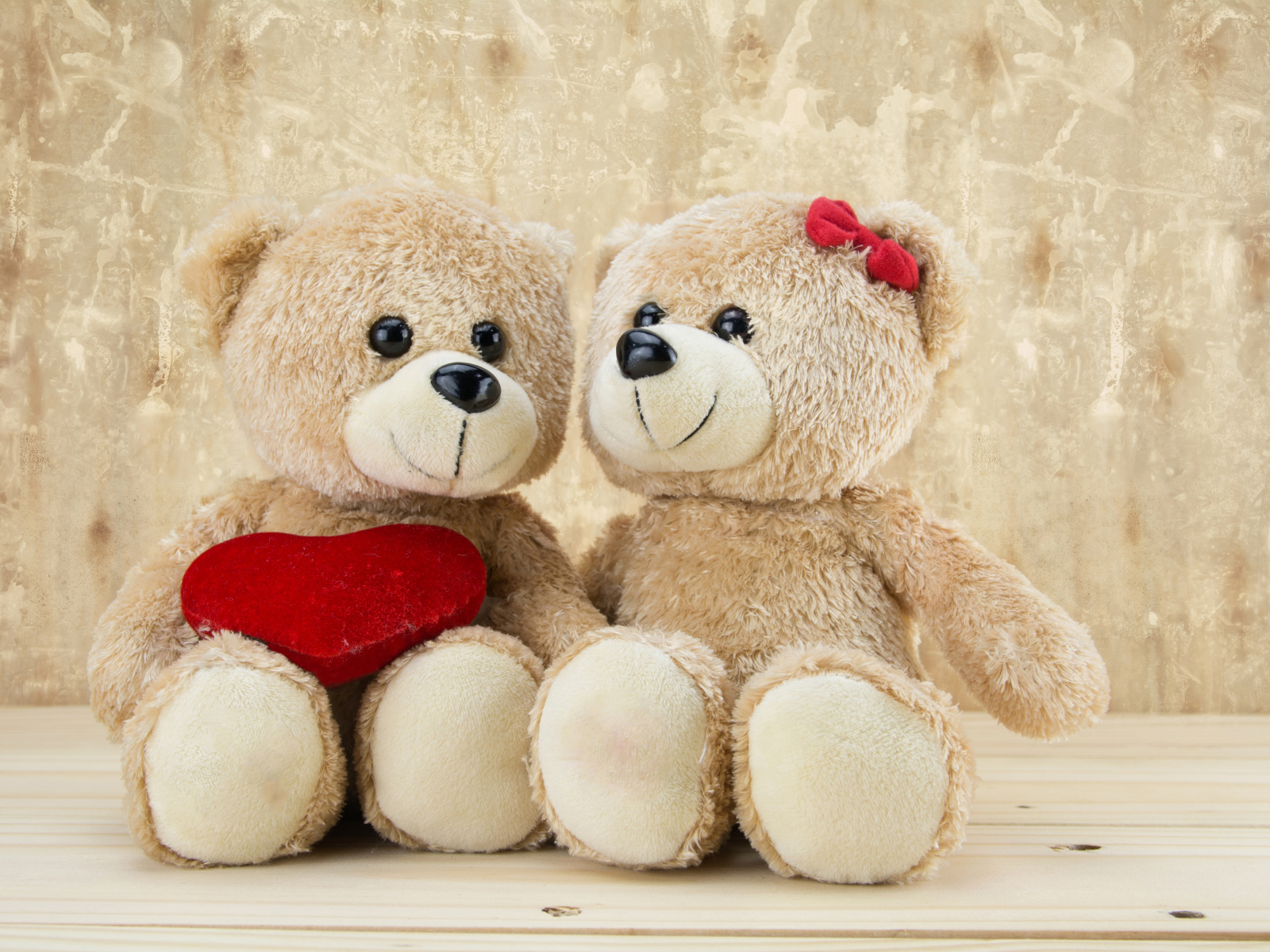 Два милых плюшевых мишки с красным сердцем