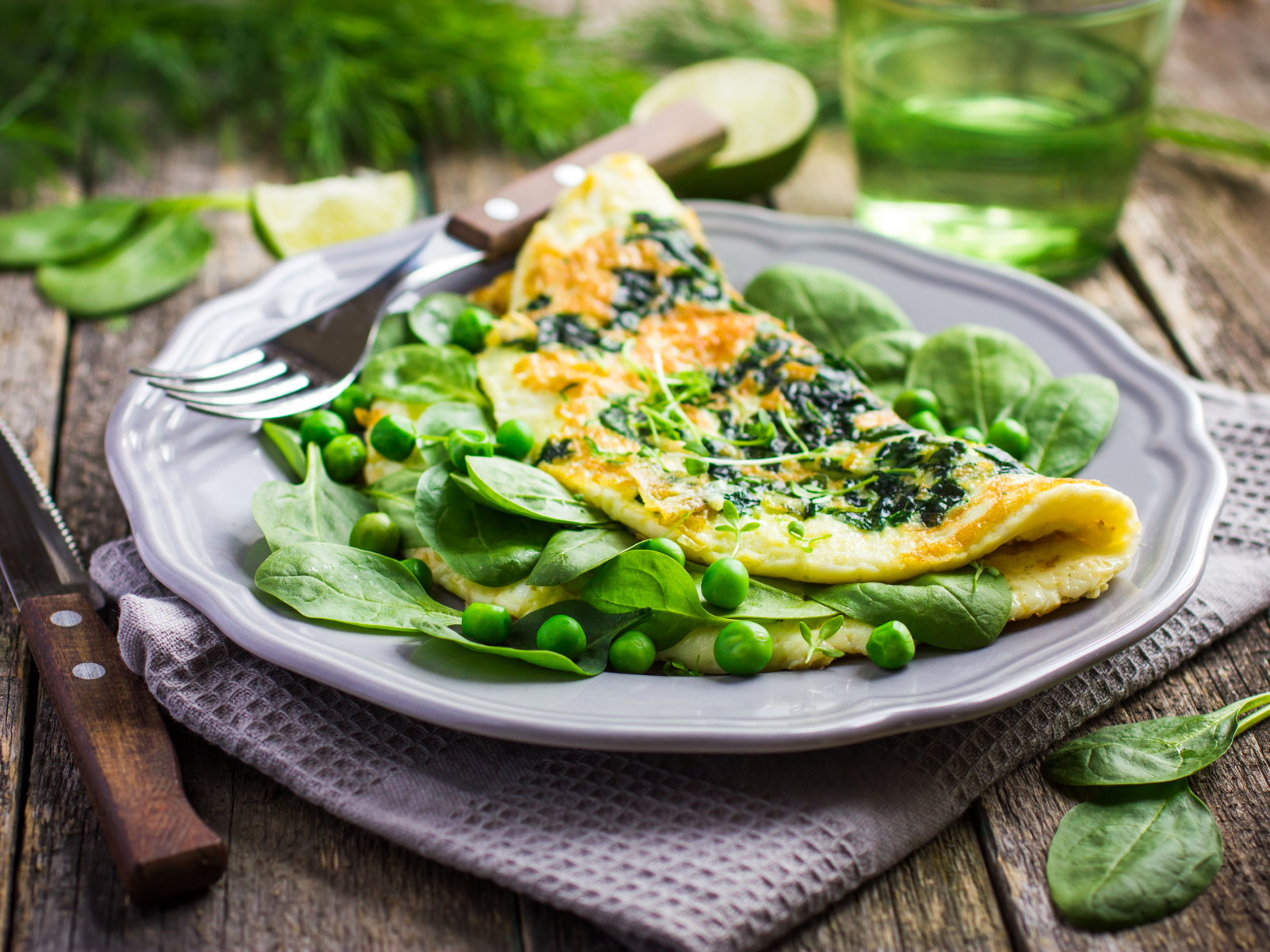 Аппетитный омлет с зелеными горошком и зеленью