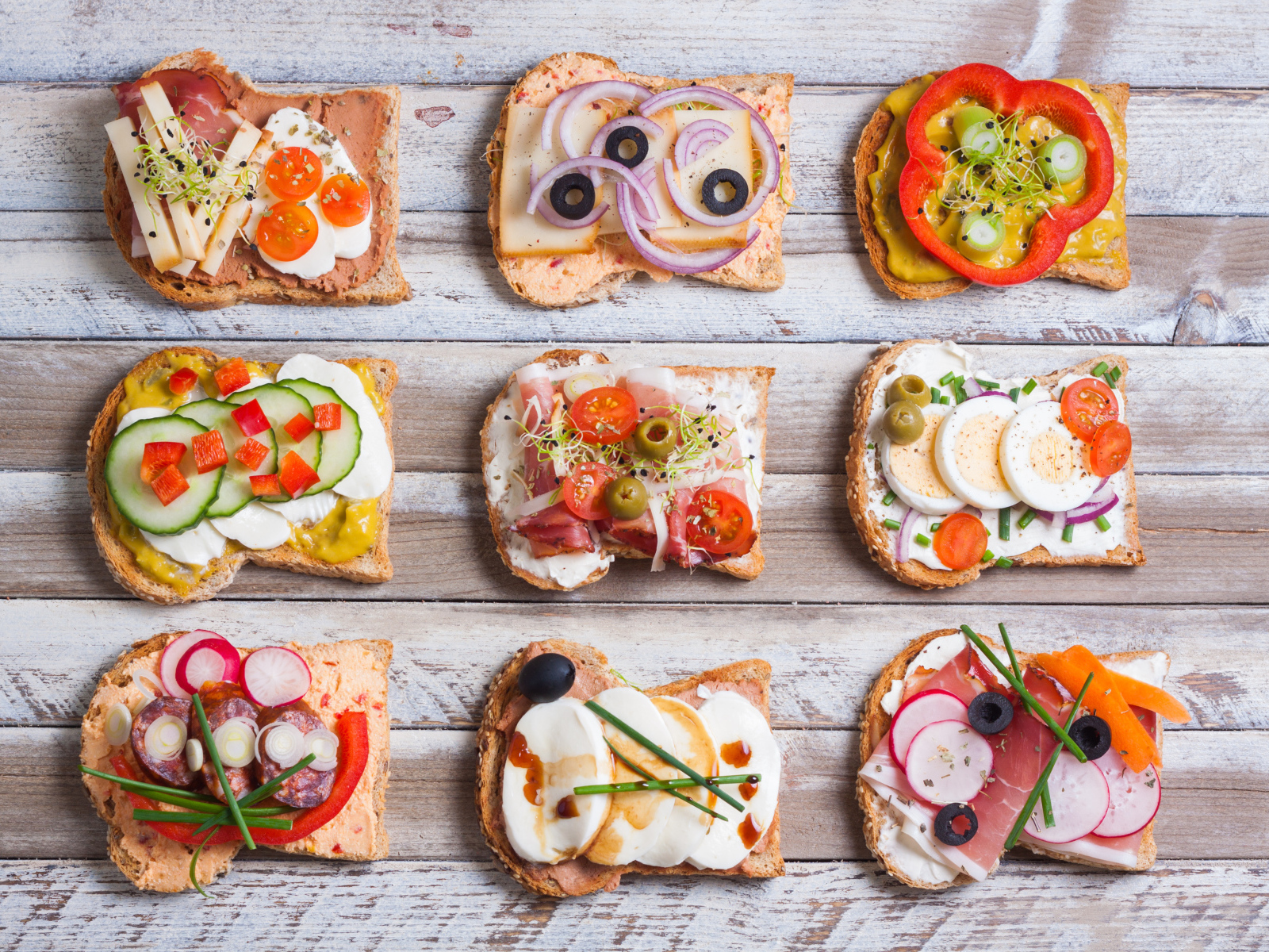 Аппетитные бутерброды на деревянном столе вид сверху