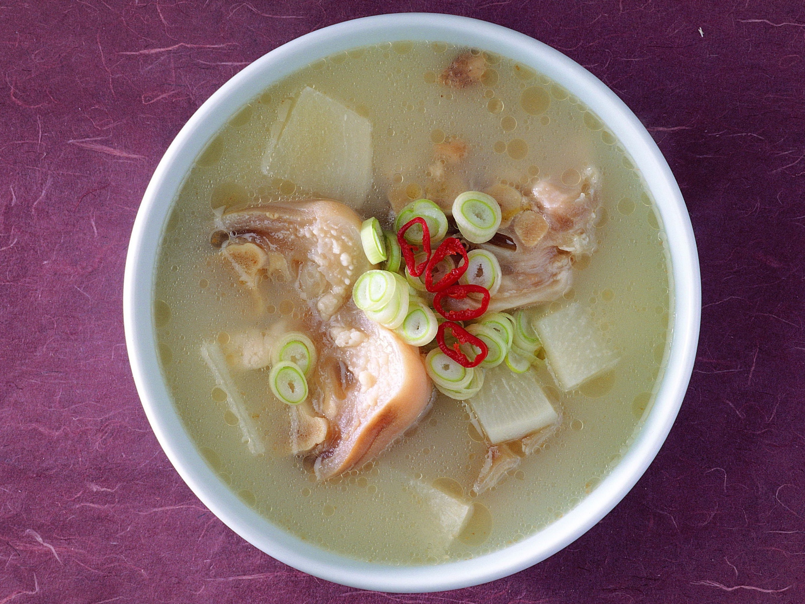 Аппетитный суп с морепродуктами и зеленым луком вид сверху