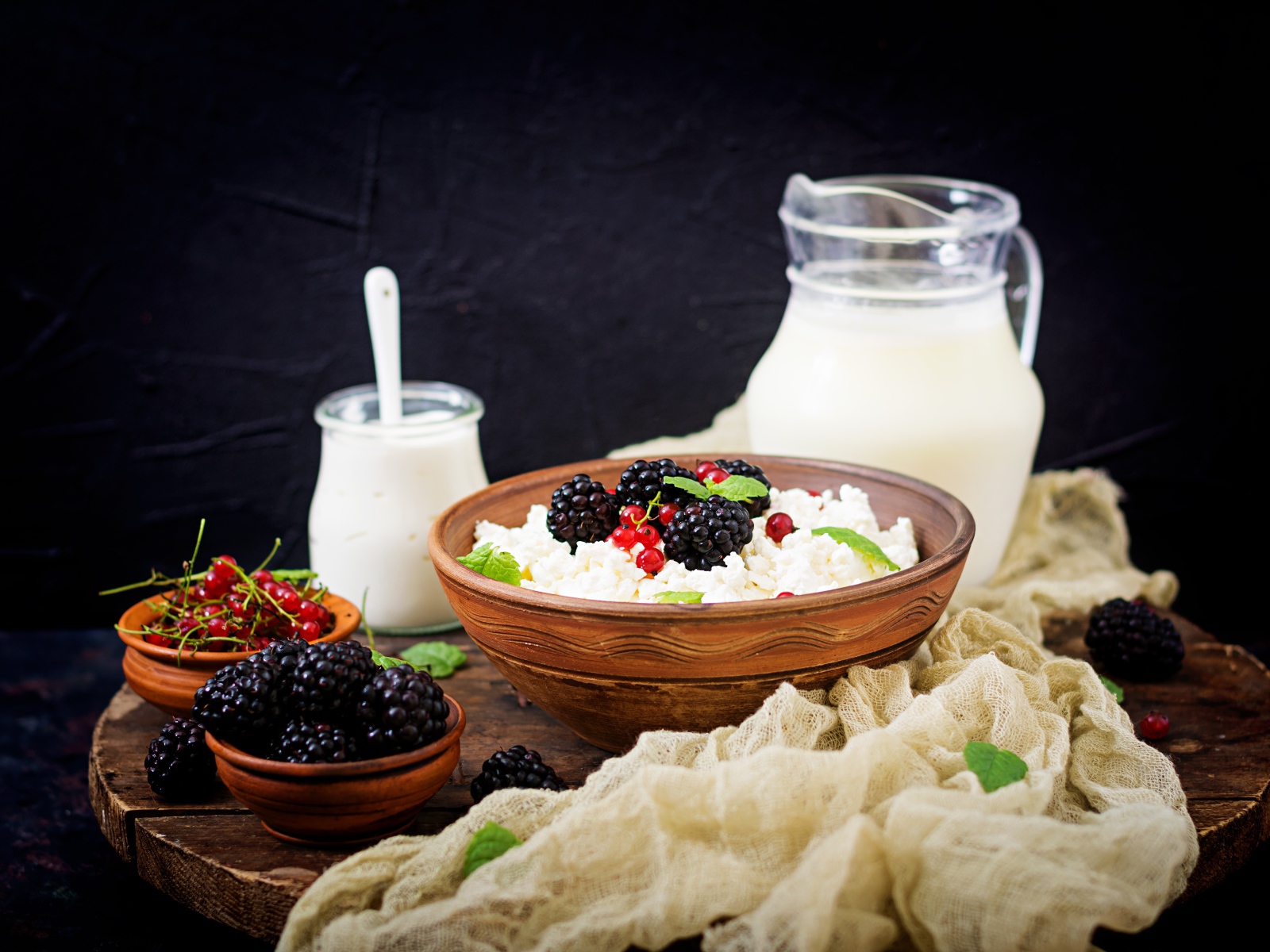 Творог с ягодами и свежим молоком на столе на завтрак