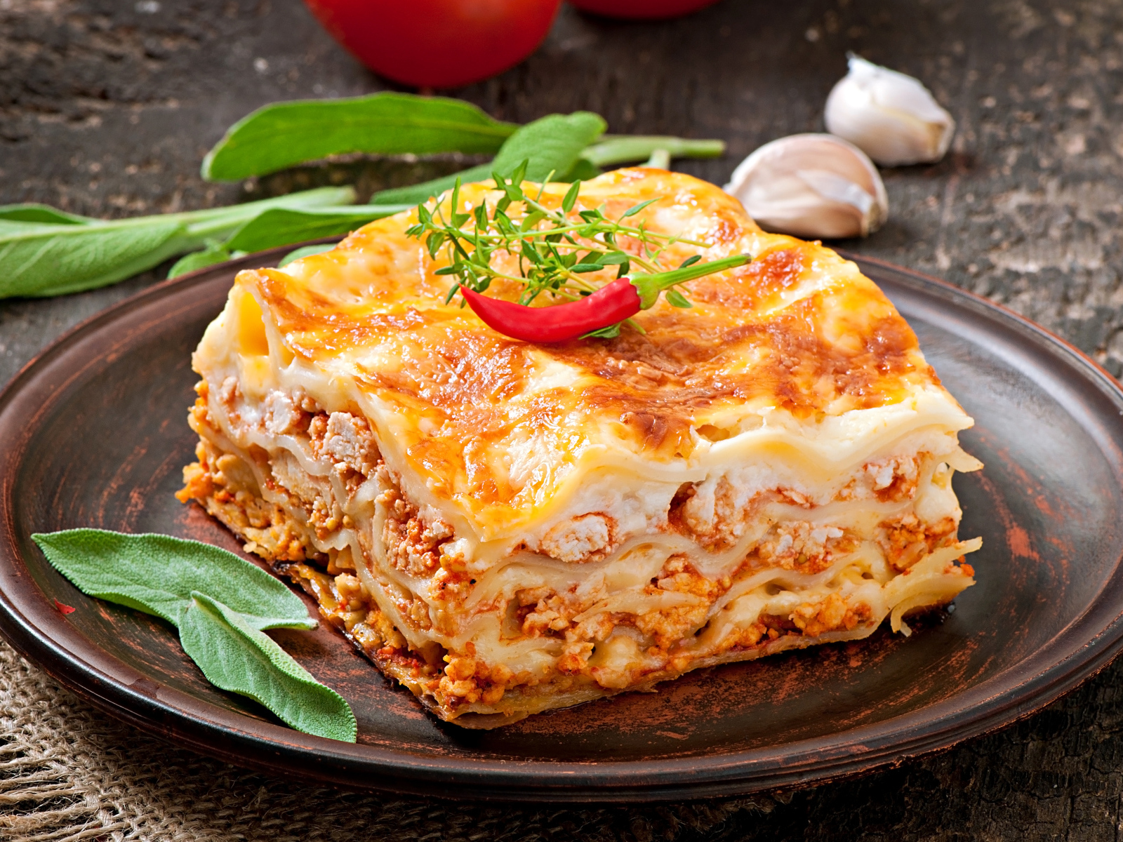 Свежая лазанья с красным перцем на тарелке 