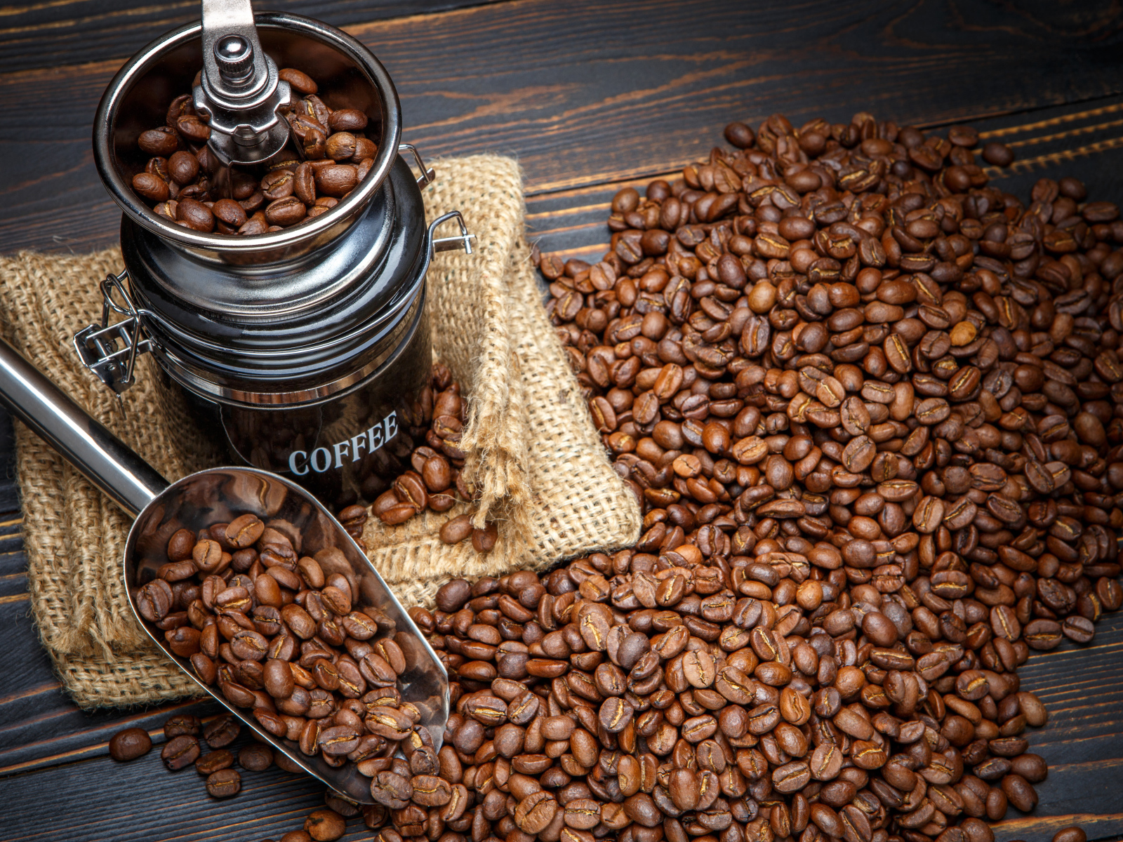 Жареные кофейные зерна с кофемолкой на столе