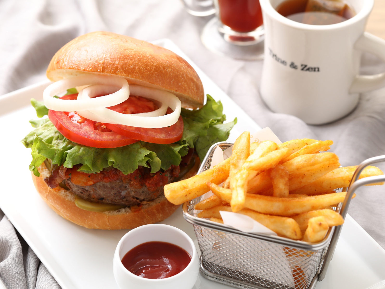 Гамбургер с картошкой фри и соусом 