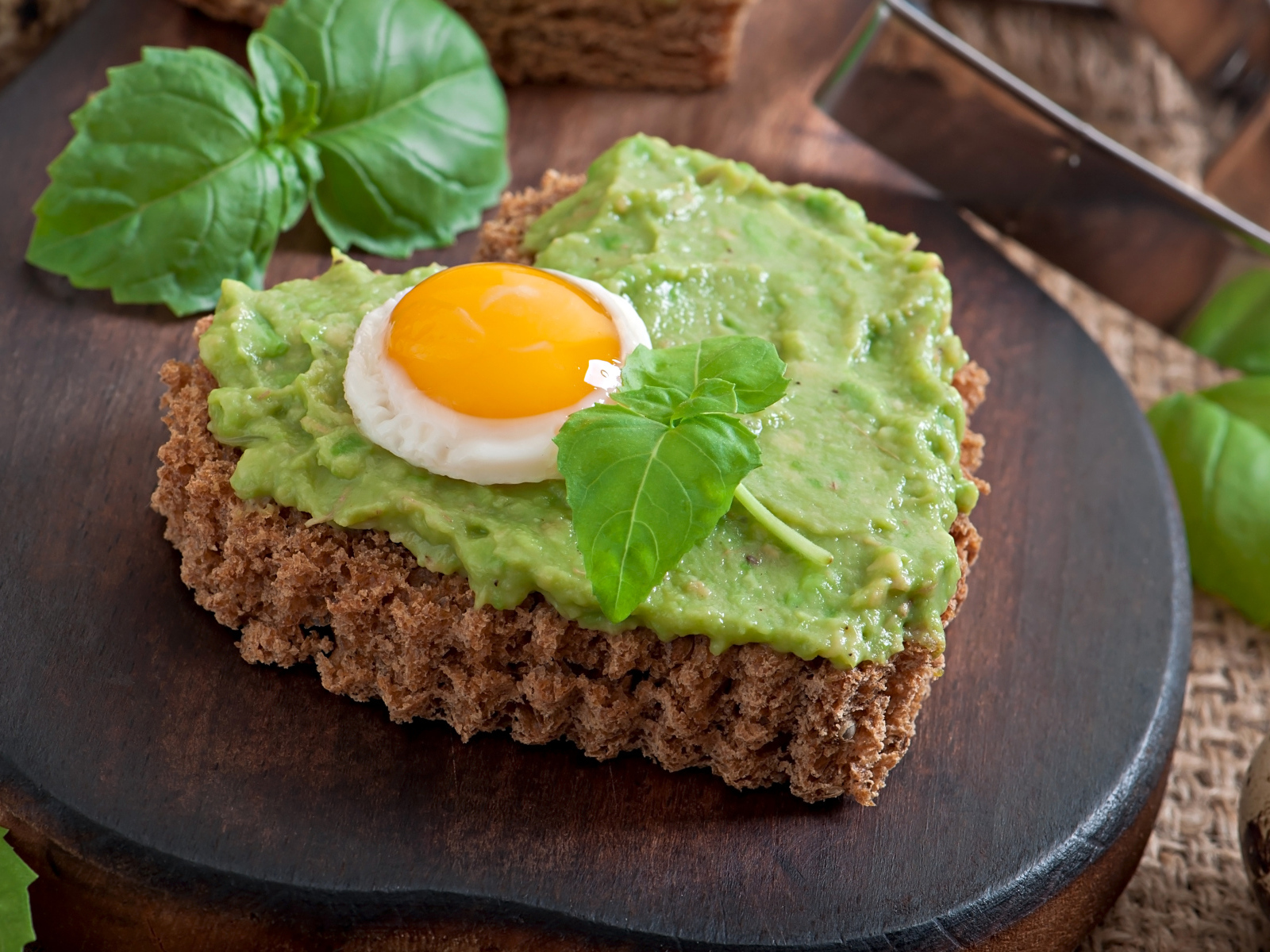 Сердце из хлеба с зеленым соусом и глазуньей