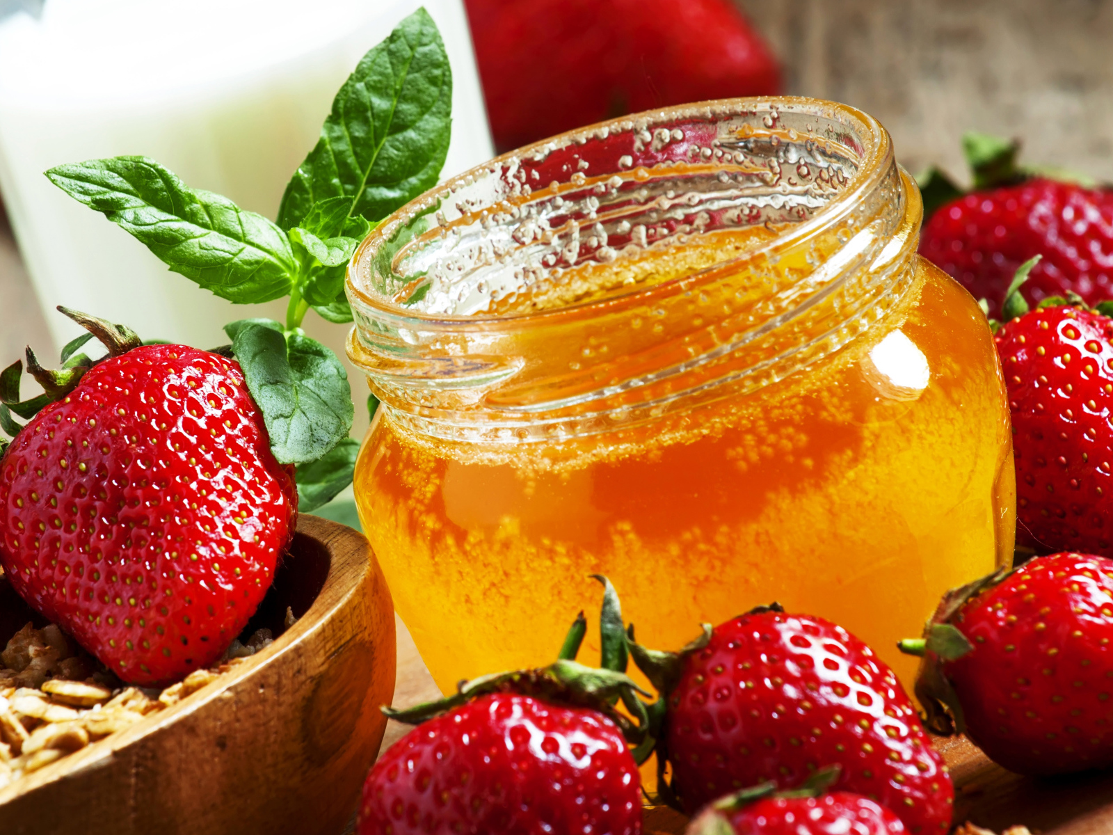 Мед и спелая свежая клубника 