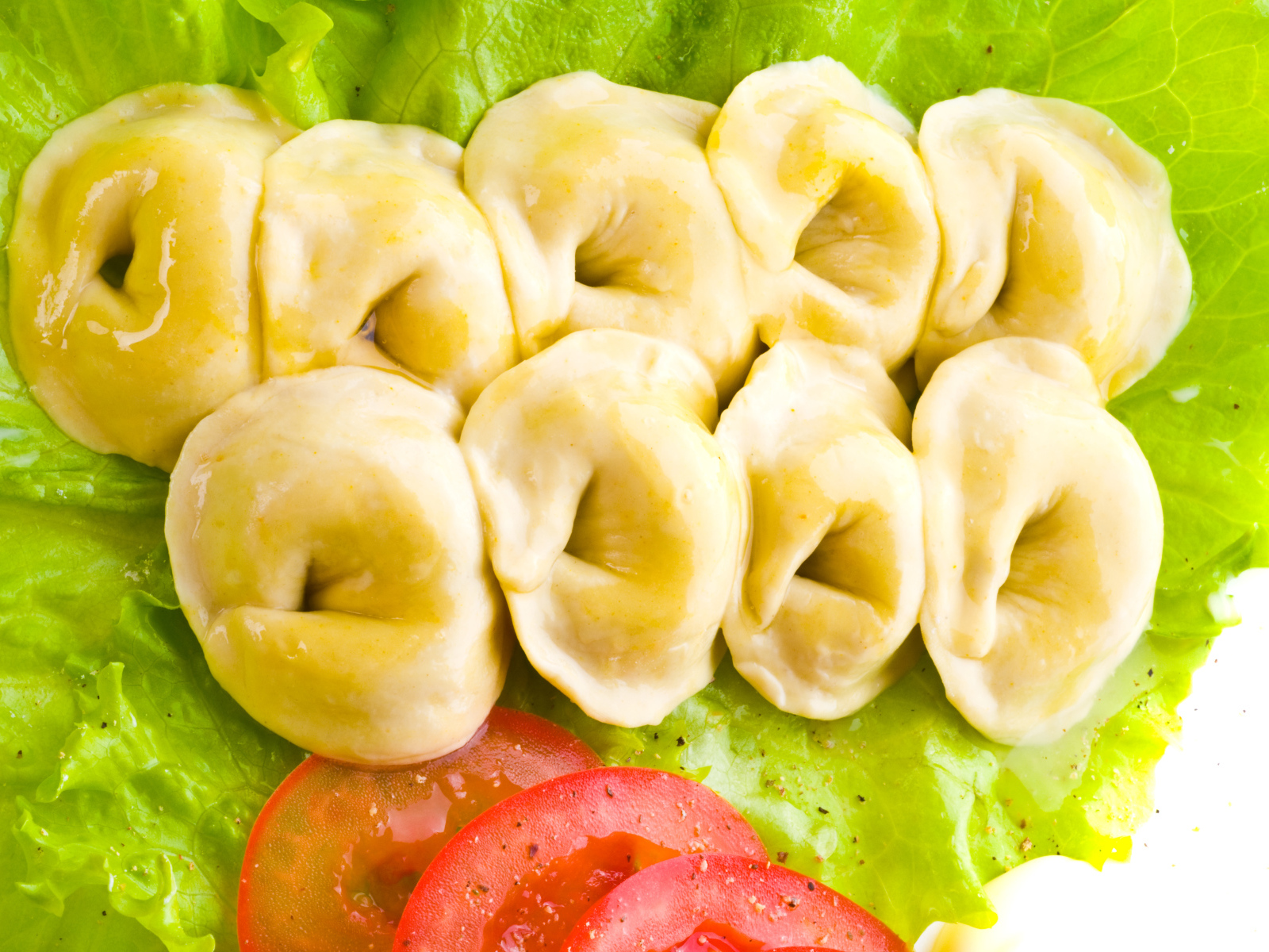 Горячие пельмени с овощами крупным планом 