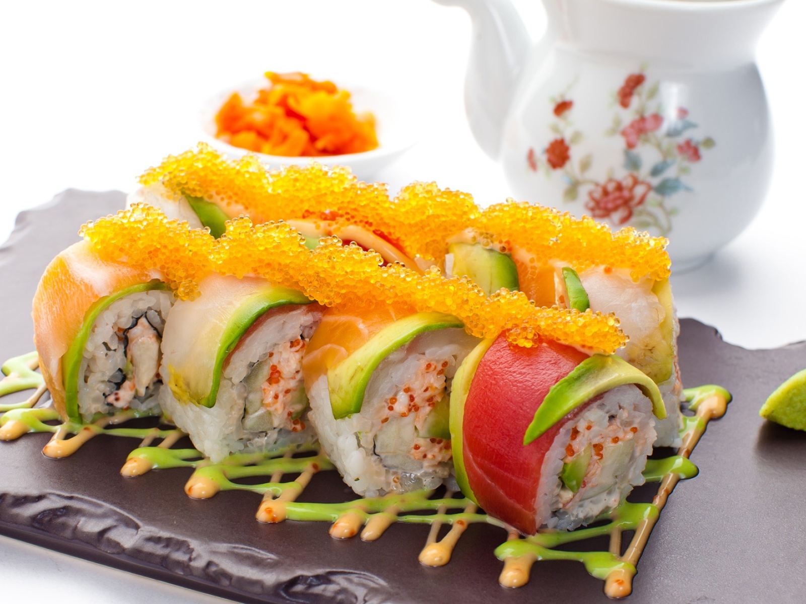 Японские роллы с икрой и авокадо 