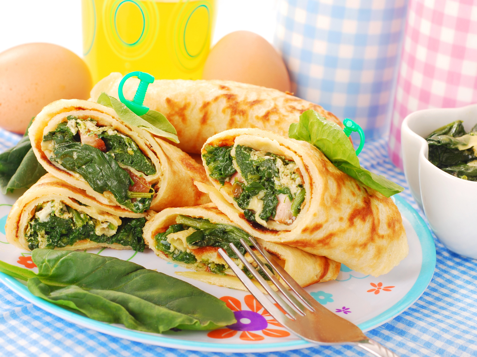 Блины с овощной начинкой на  тарелке 