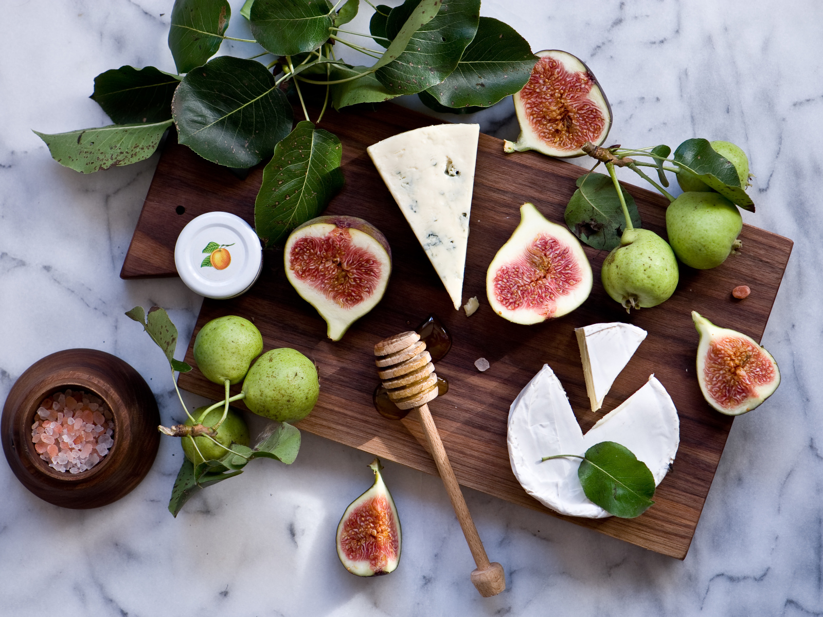 Груши с инжиром и сыром на разделочной доске