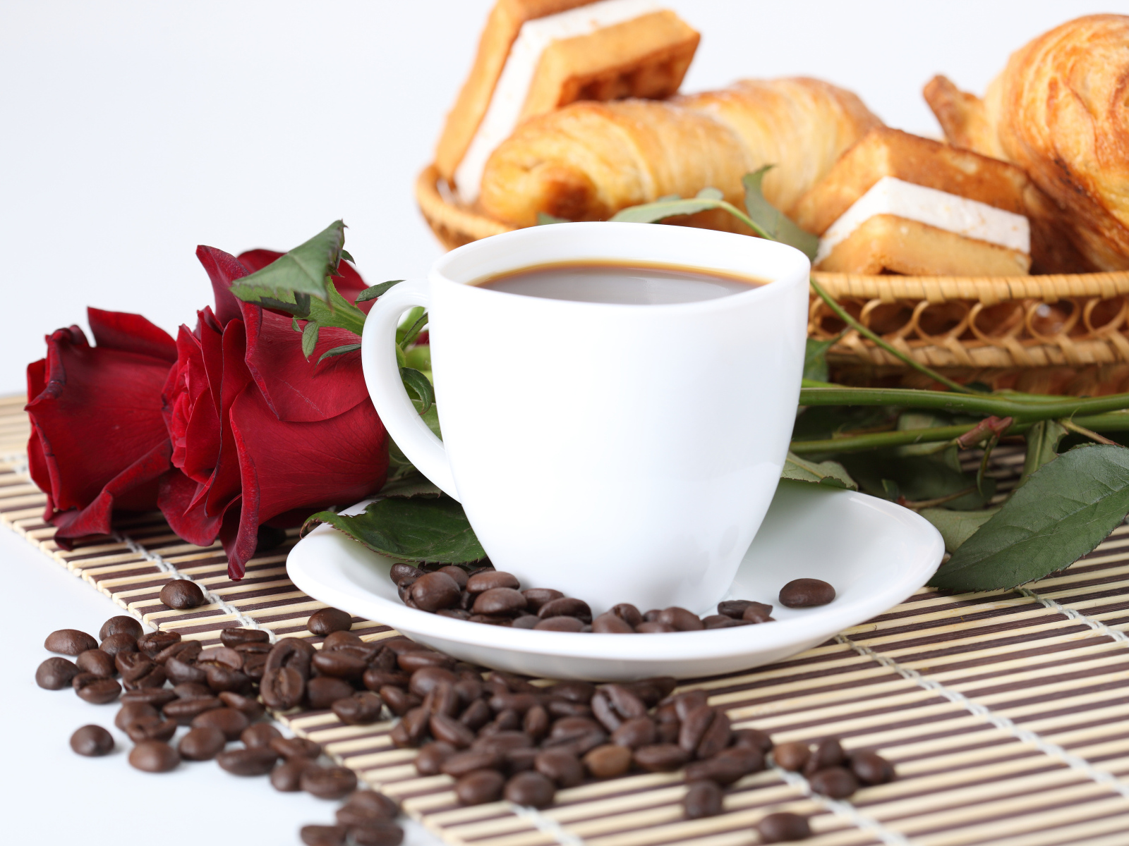 Романтический завтрак, кофе с выпечкой и красные розы 