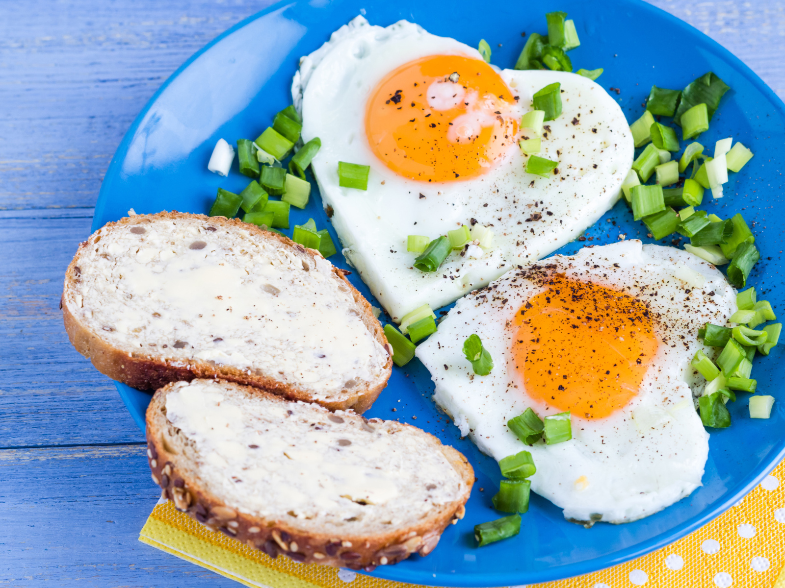 Яичница в форме сердца и бутерброды на завтрак 