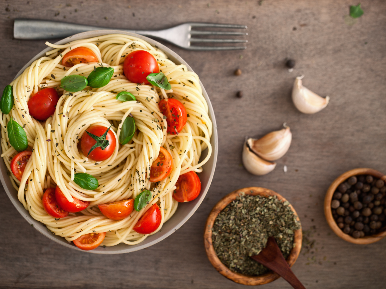 Спагетти со свежими помидорами и специями 