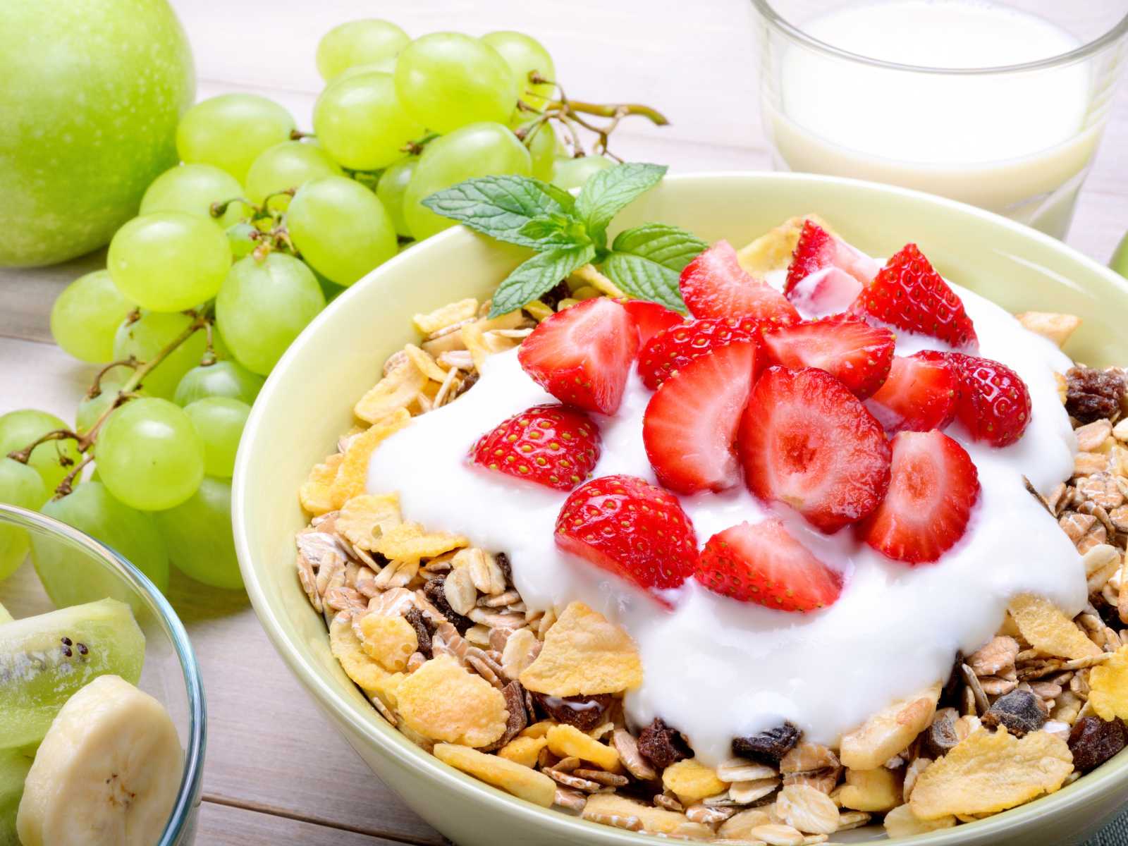 Мысли на завтрак с ягодами клубники,  виноградом и сливками