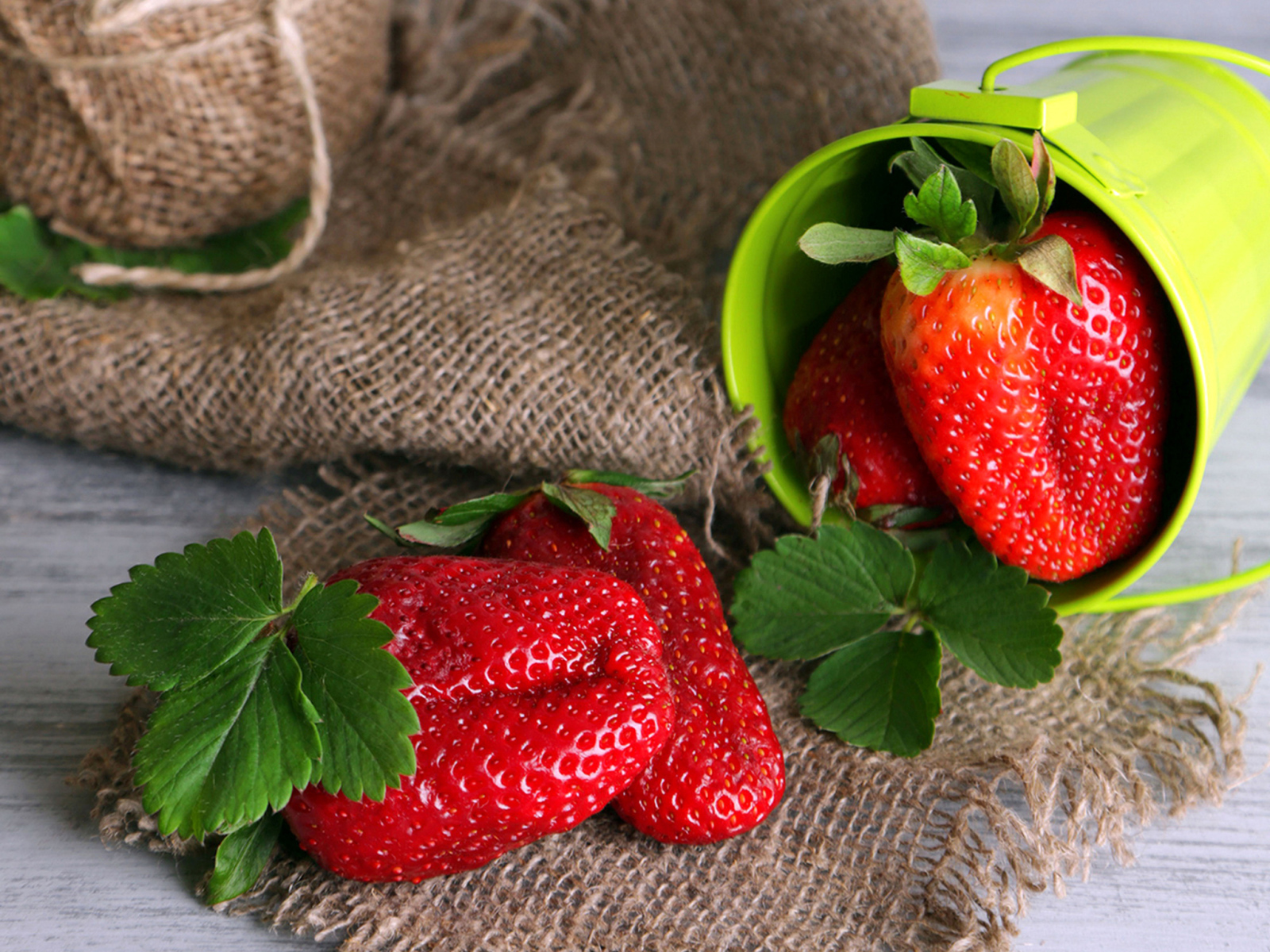 Крупная спелая красная клубника на столе