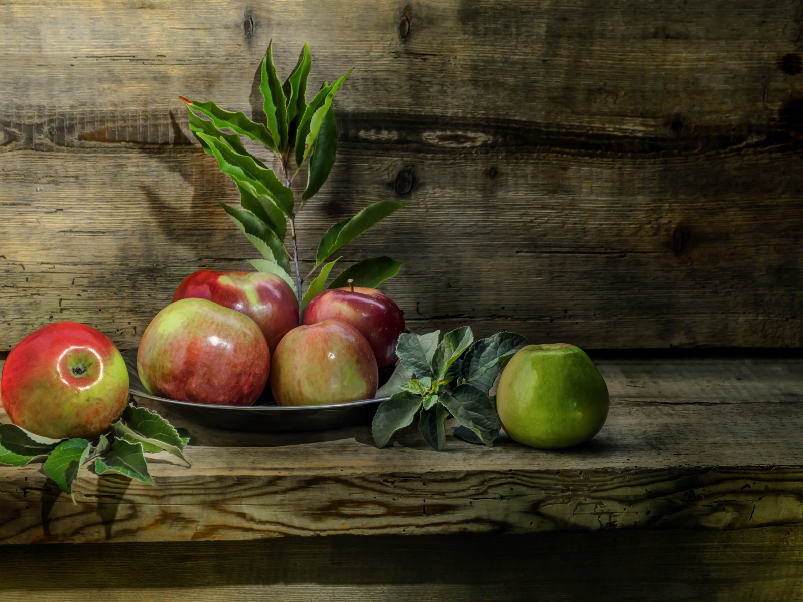 Красивые красные яблоки на деревянной лавке