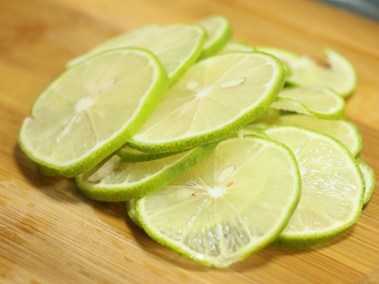 Тонко нарезанные кусочки лайма 