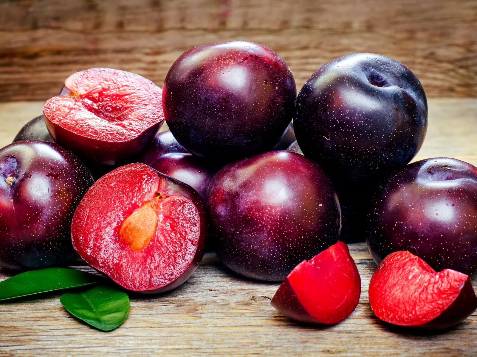 Сочные спелые синие сливы 