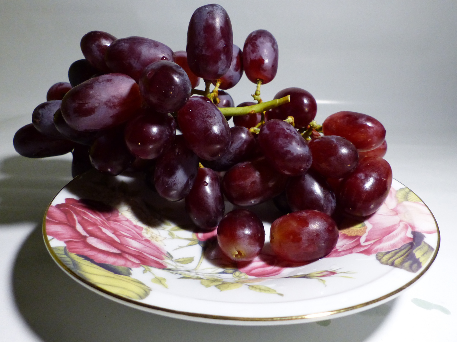 Розовый виноград на тарелке крупным планом