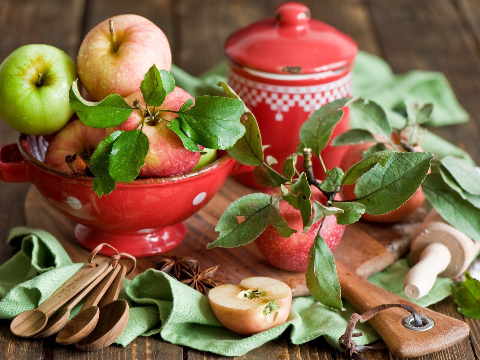 Красные яблоки на столе 