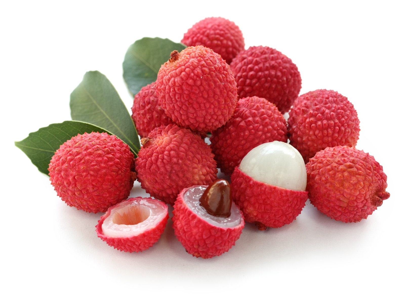 Спелые красные ягоды личи на белом фоне