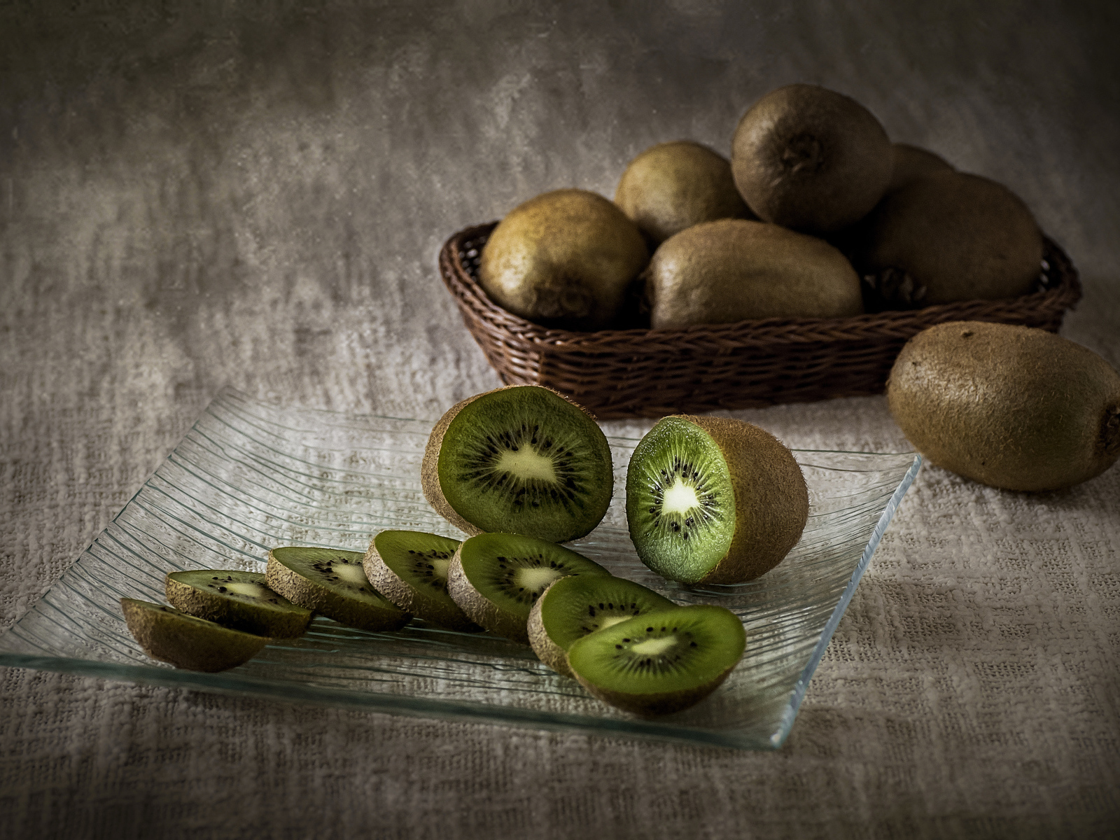 Нарезанный фрукт киви на стеклянной тарелке  