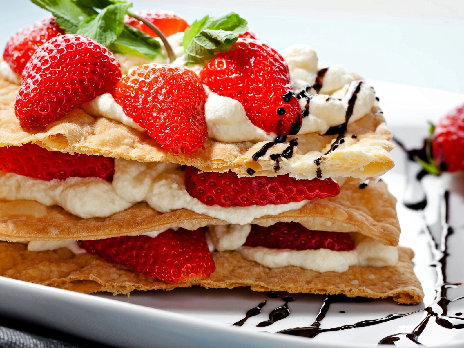 Выпечка с творожным кремом и свежими ягодами клубники