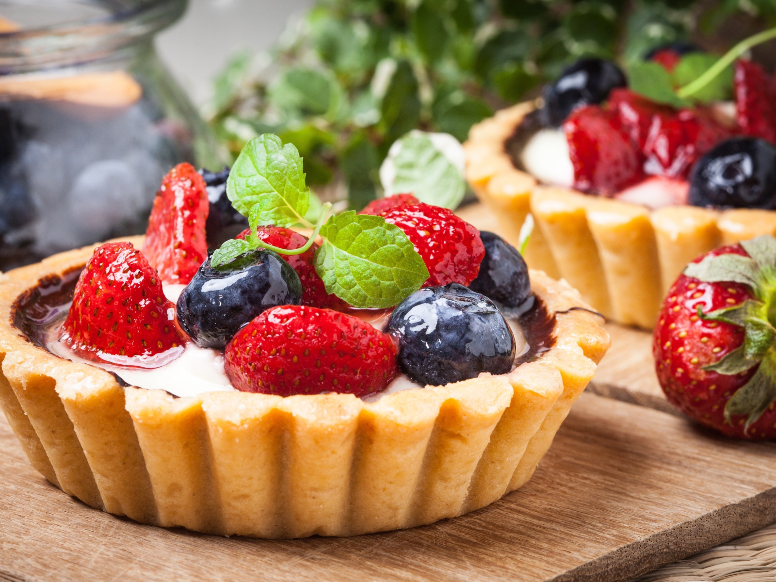 Пирожное с кремом и свежими ягодами черники и клубники