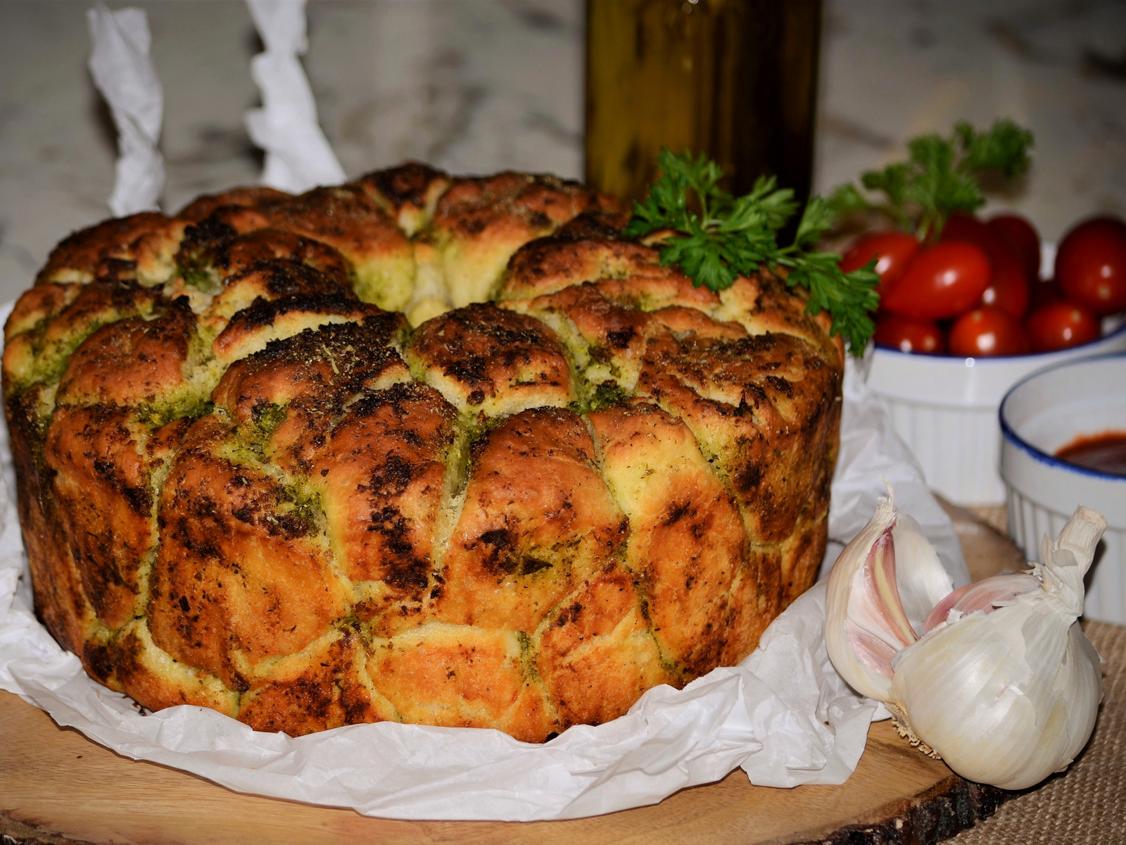 Несладкий пирог с зеленью и чесноком