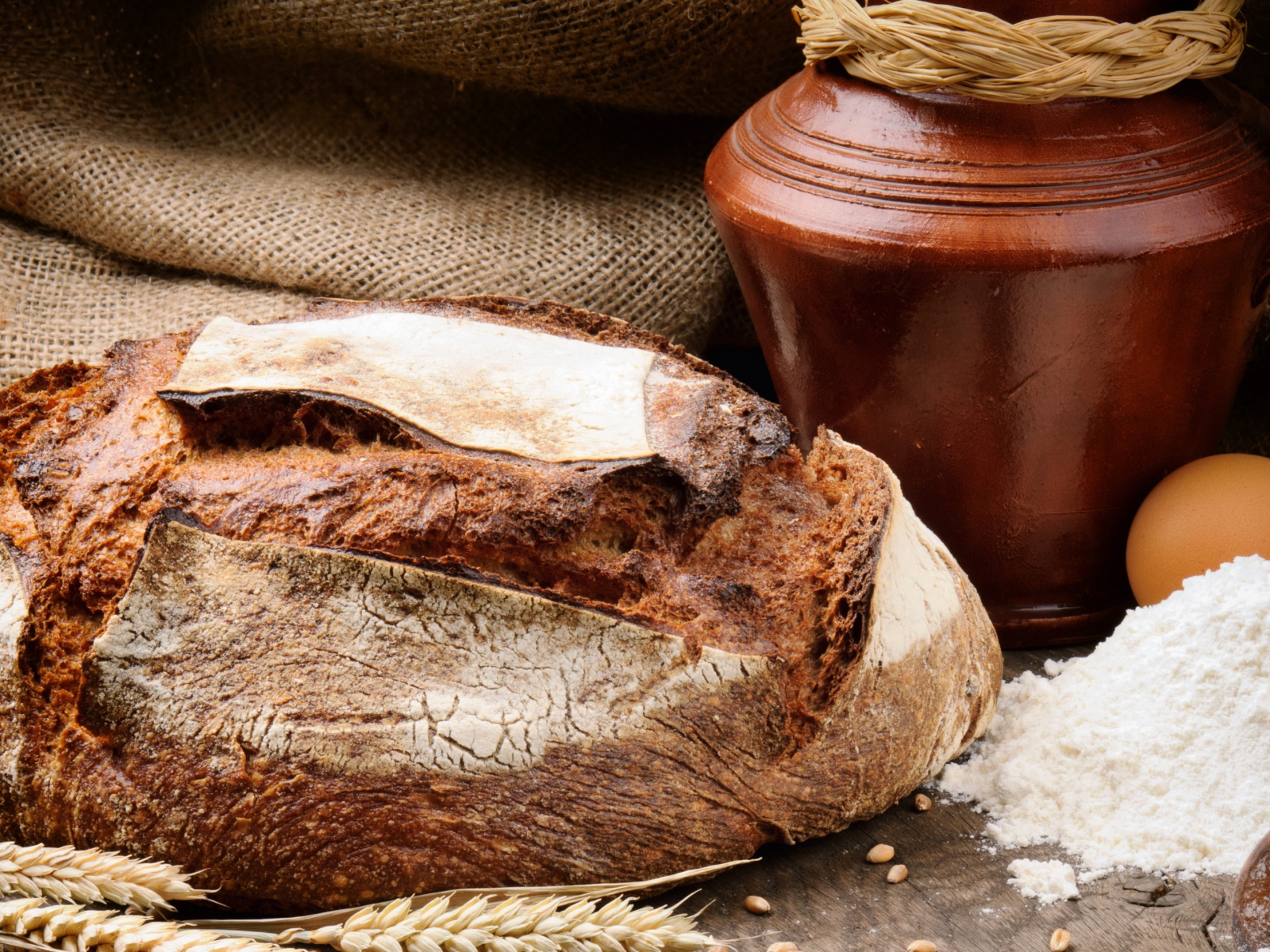 Пшеничный свежий хлеб с мукой и яйцами