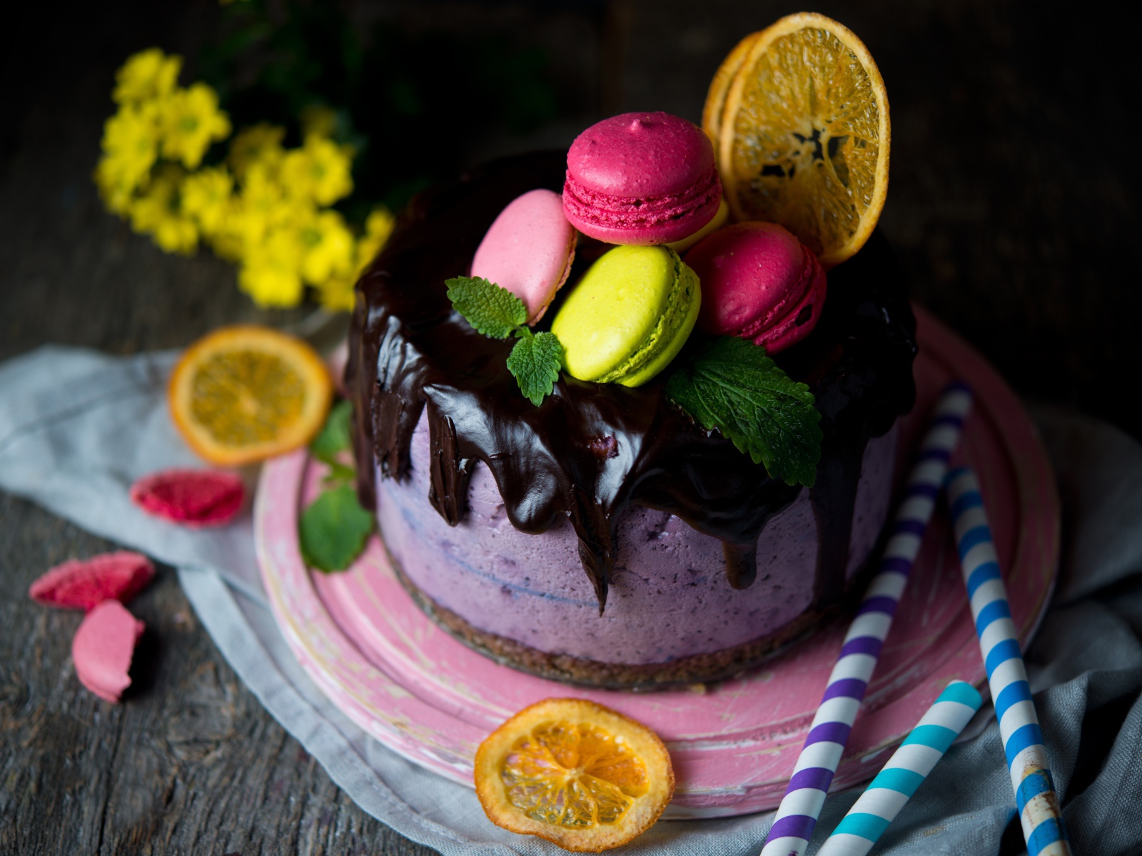 Торт из ягодного мусса с шоколадом украшен макарунами