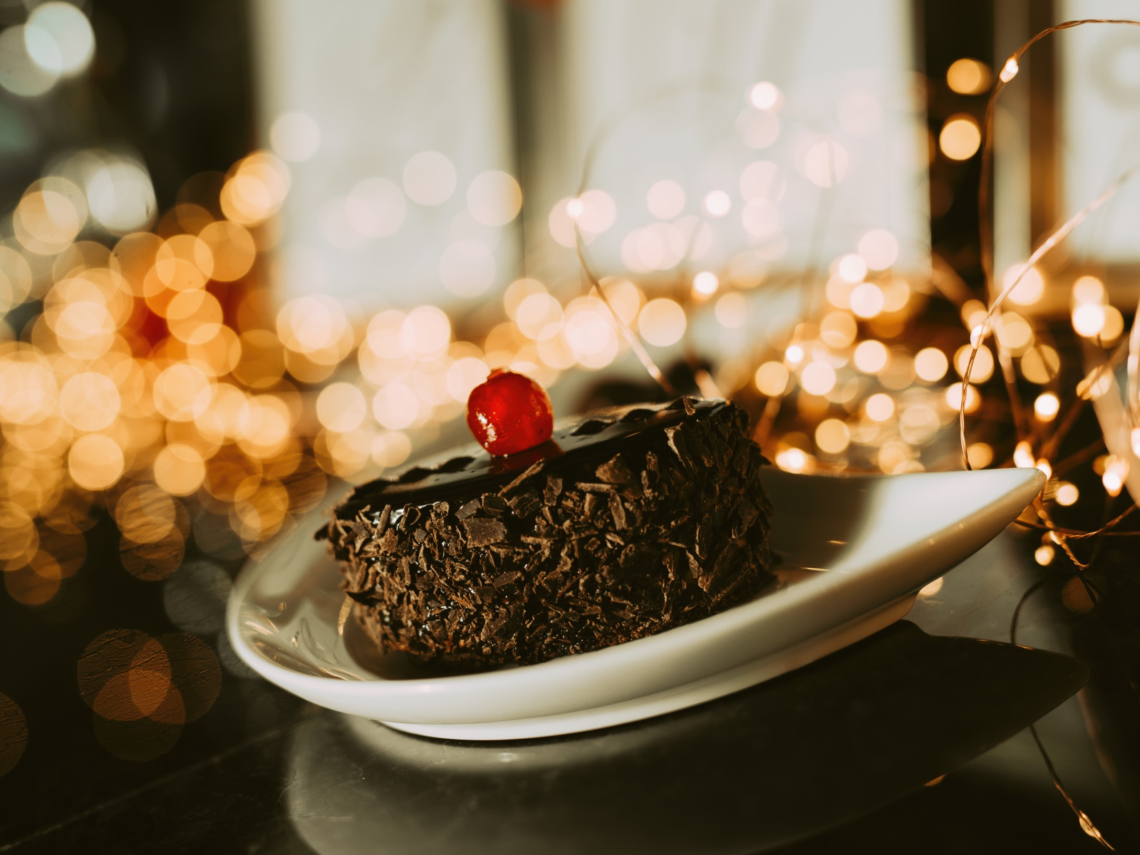 Аппетитное пирожное с шоколадом и вишней