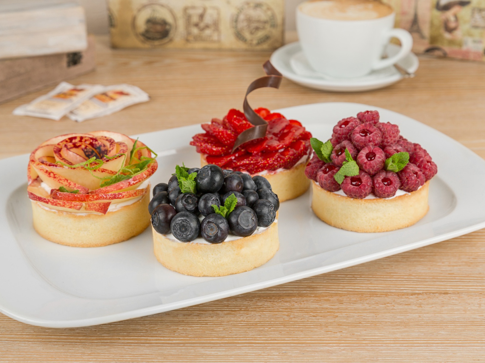 Аппетитные пирожные с ягодами на десерт