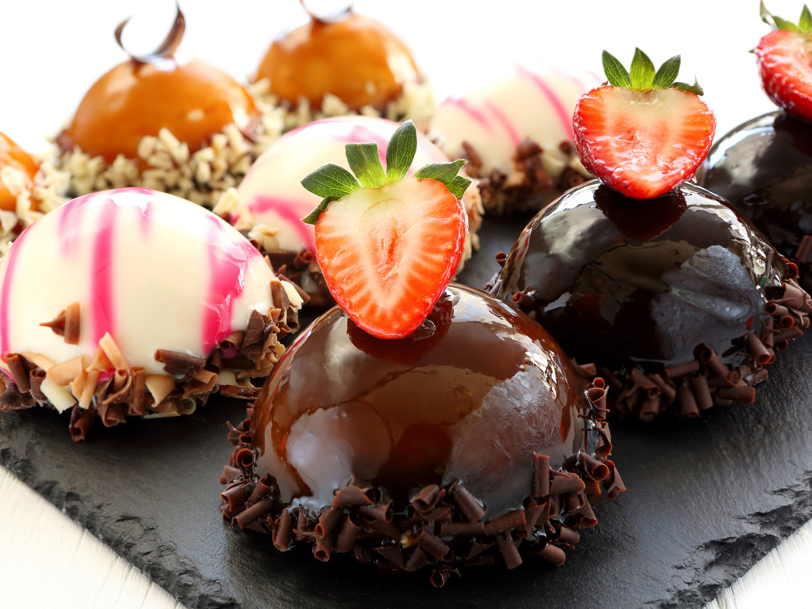 Аппетитные пирожные с шоколадом и клубникой