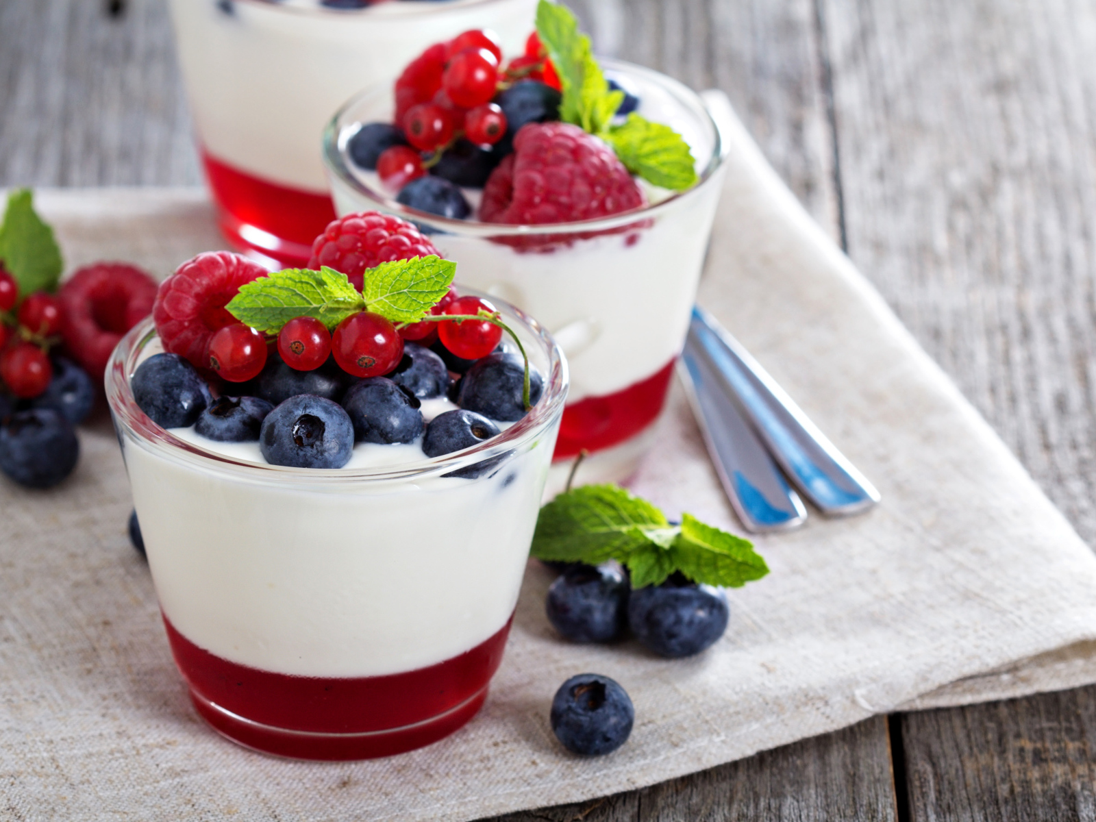 Аппетитный десерт с йогуртом и ягодами смородины, черники и малины