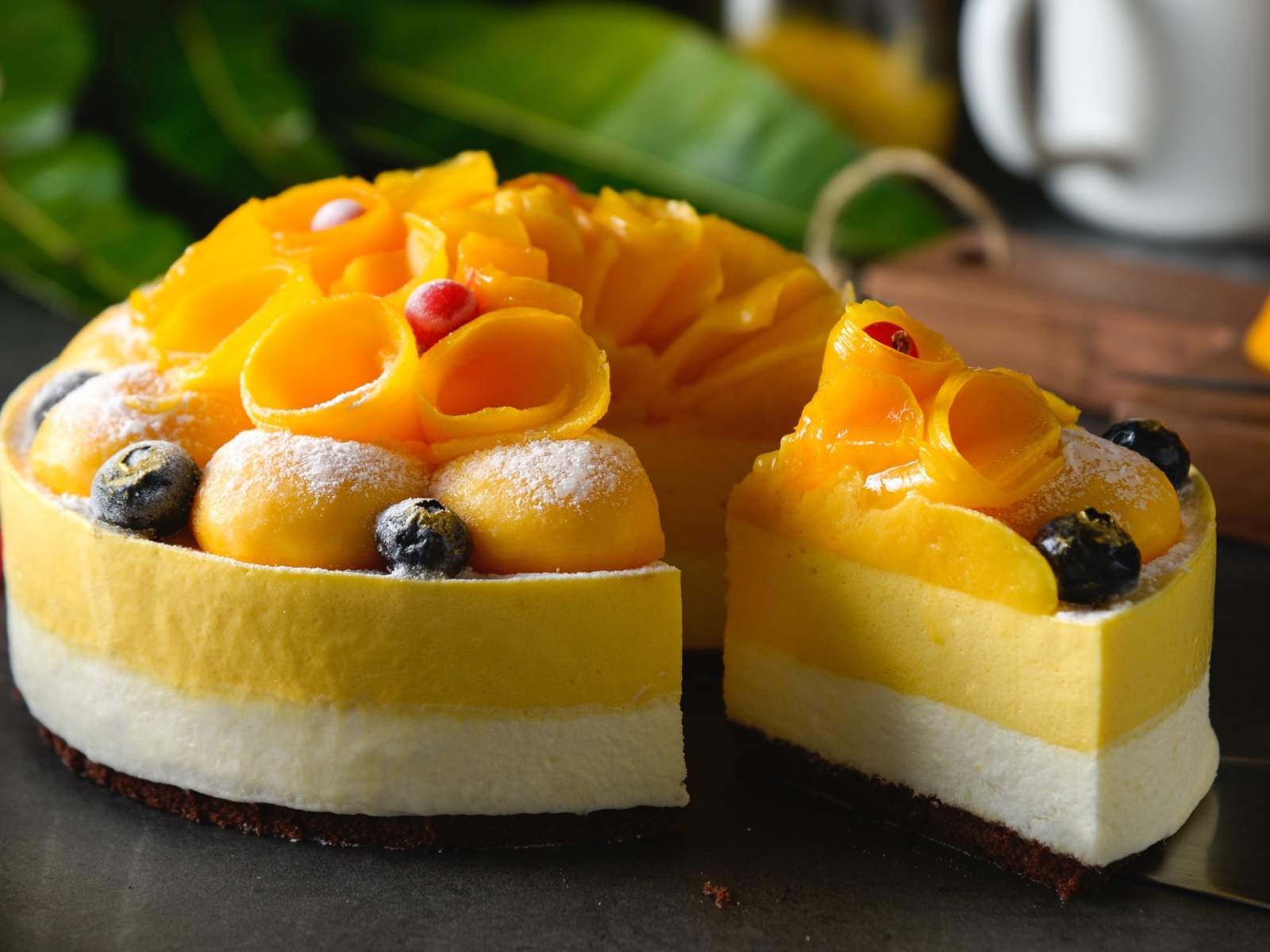 Аппетитный праздничный торт с персиками