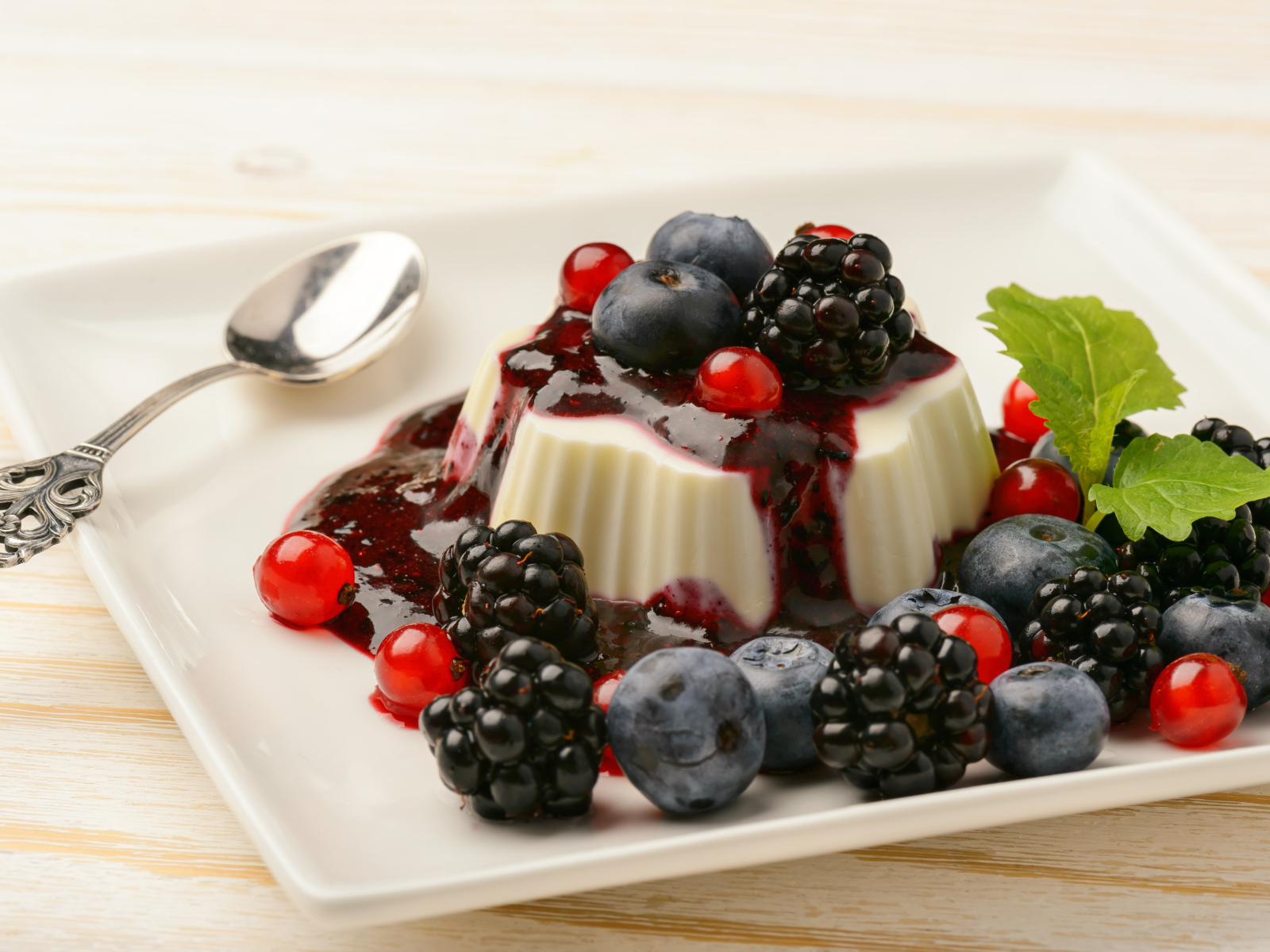 Аппетитное желе с ягодами черники, смородины и ежевики и джемом