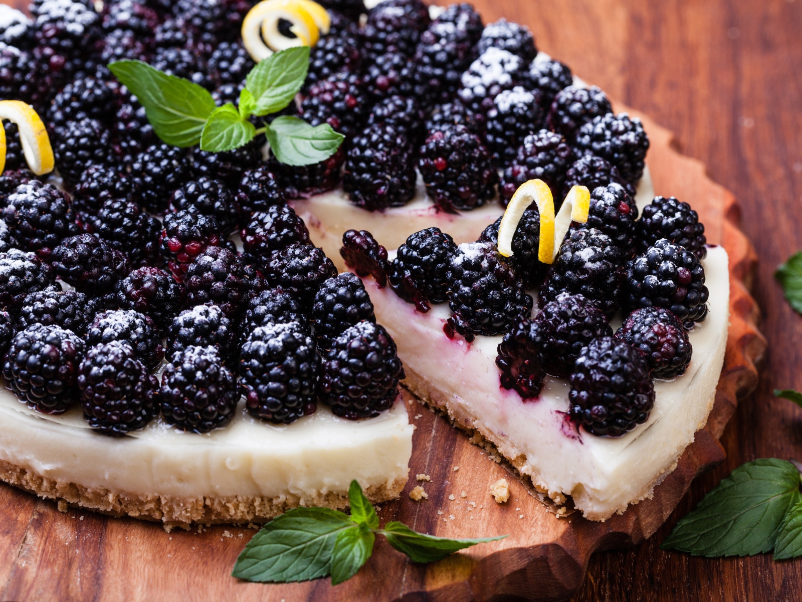 Аппетитный пирог со свежей ежевикой 