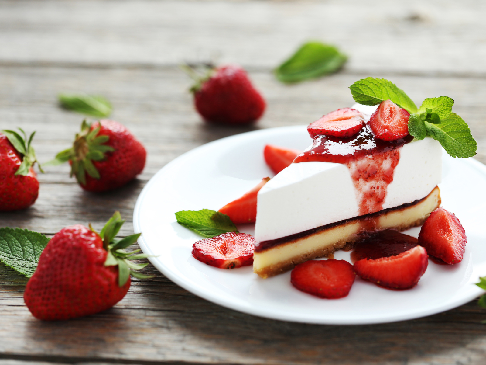 Аппетитный кусок пирожного с джемом и свежими ягодами клубники