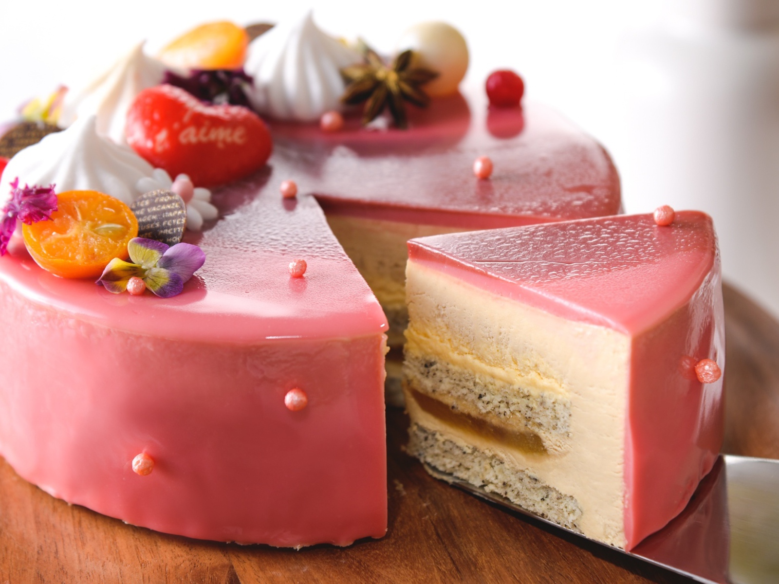 Аппетитный розовый торт 