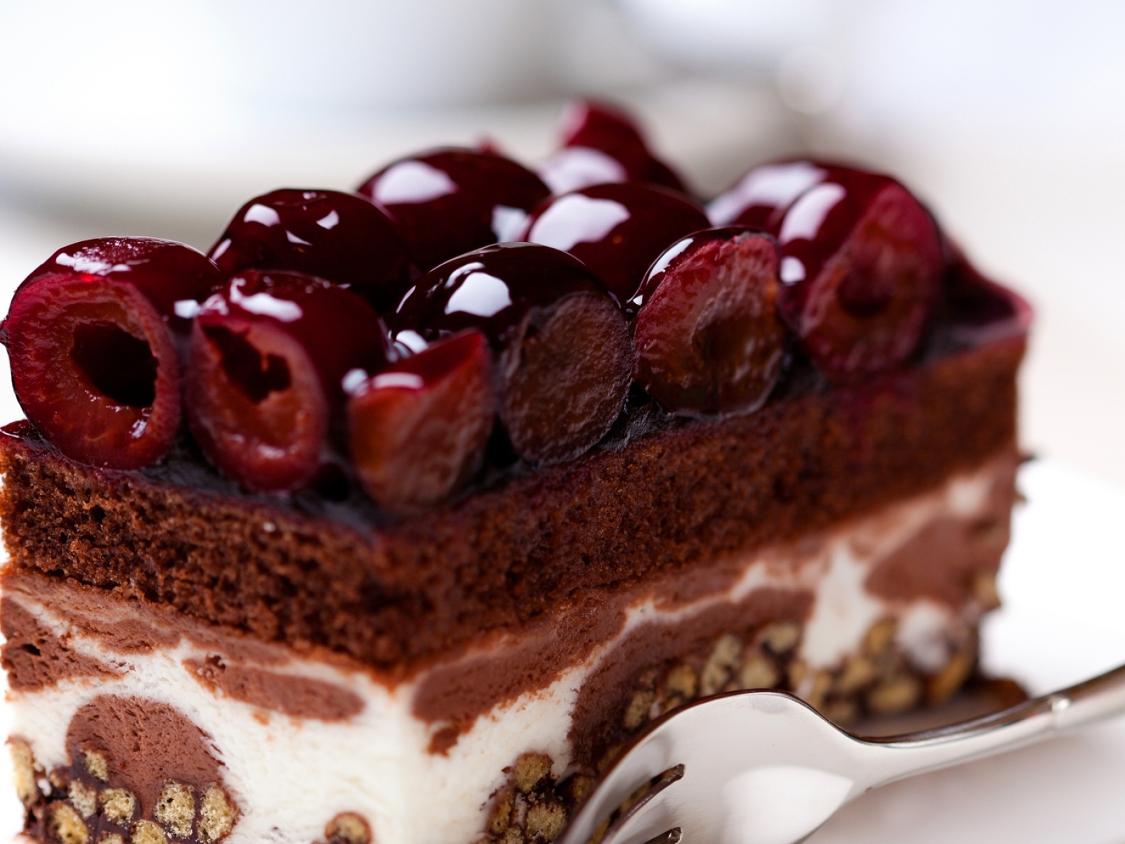 Аппетитное сладкое пирожное с вишнями