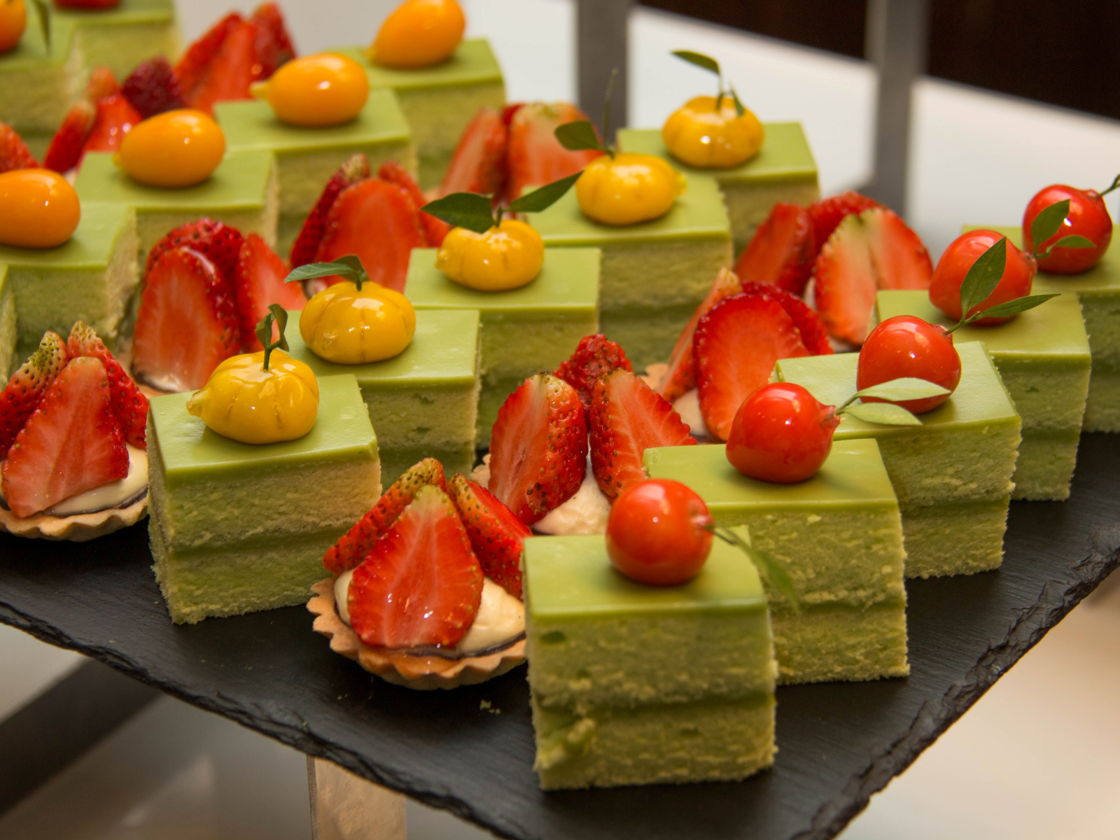 Аппетитные сладкие пирожные с вишней и клубникой