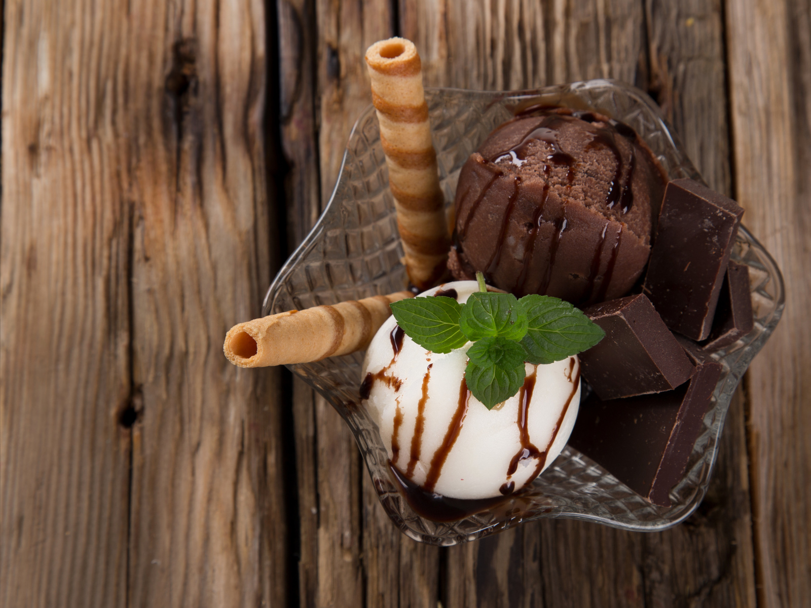 Шарики шоколадного и сливочного мороженого с трубочками