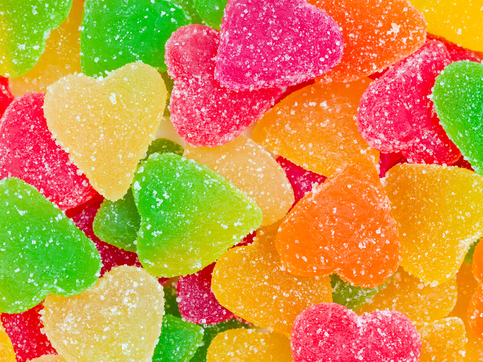 Яркий разноцветный мармелад в форме сердца 