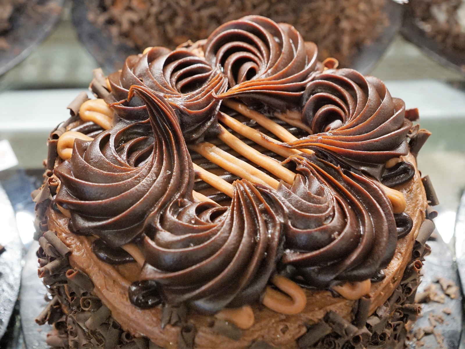 Пирожное с шоколадным кремом и стружкой