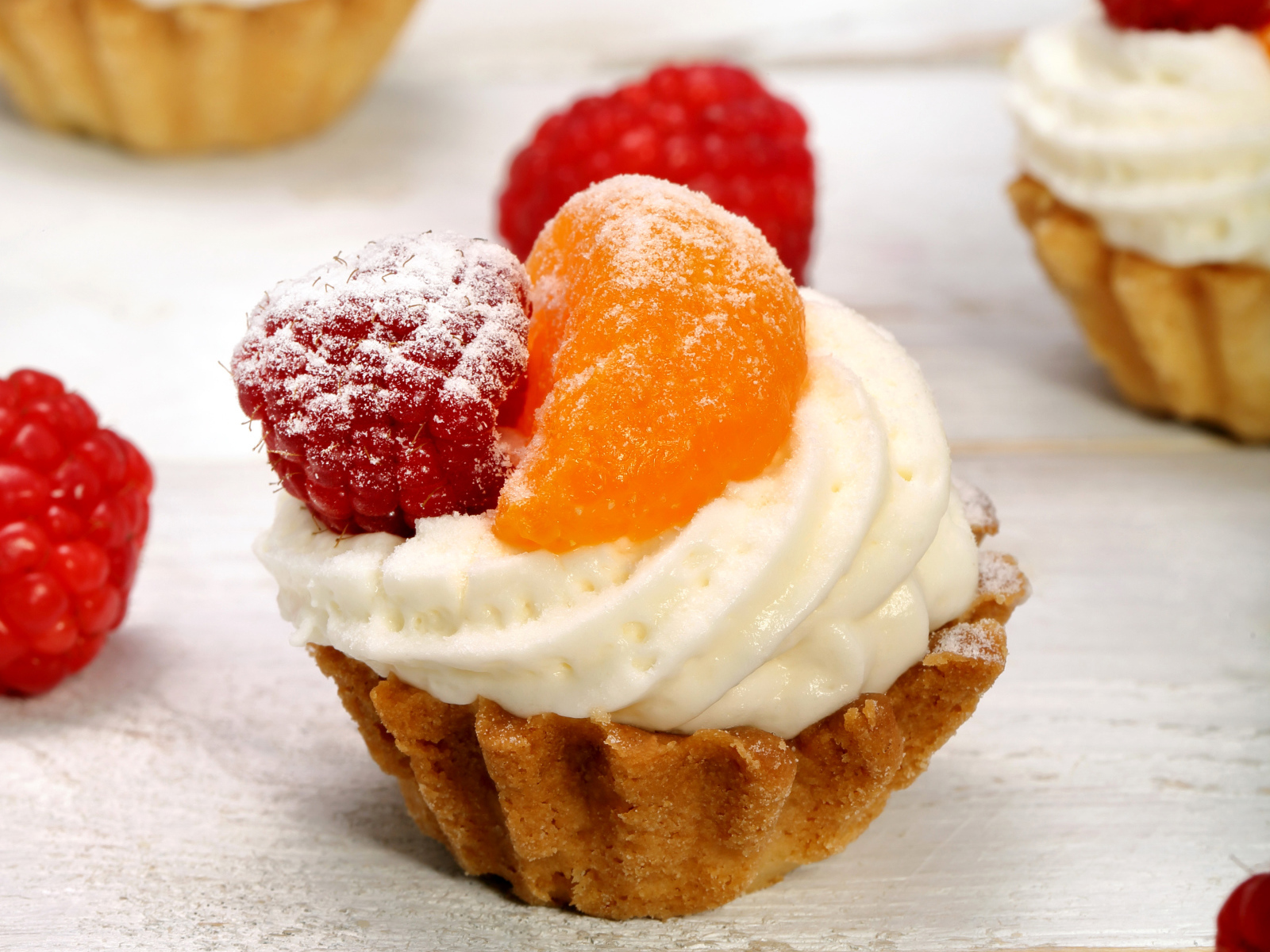 Пирожное со сливками, долькой мандарина и малиной