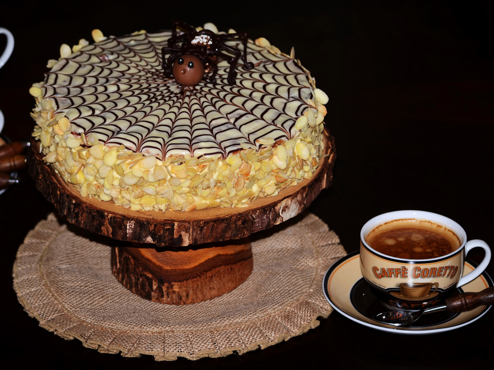Торт с нарисованной паутиной и чашка кофе 