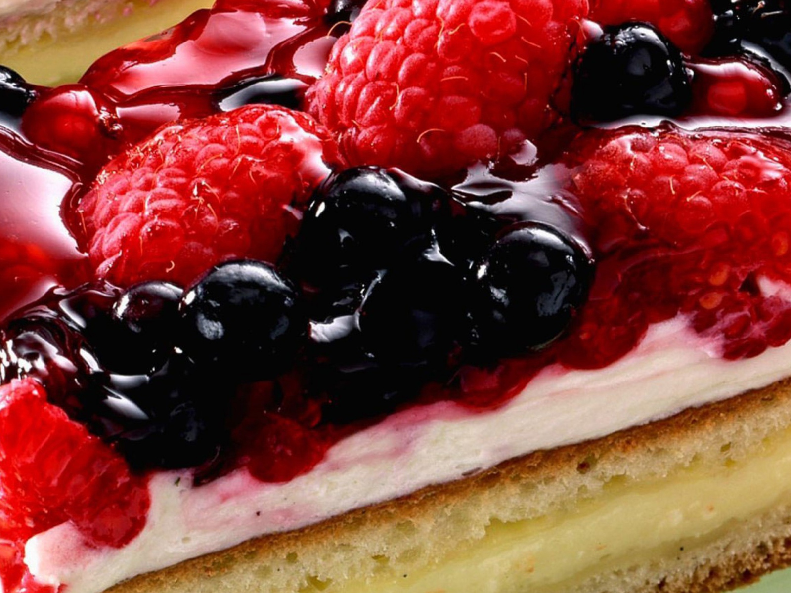 Пирог с суфле и ягодами смородины, малины и клубники