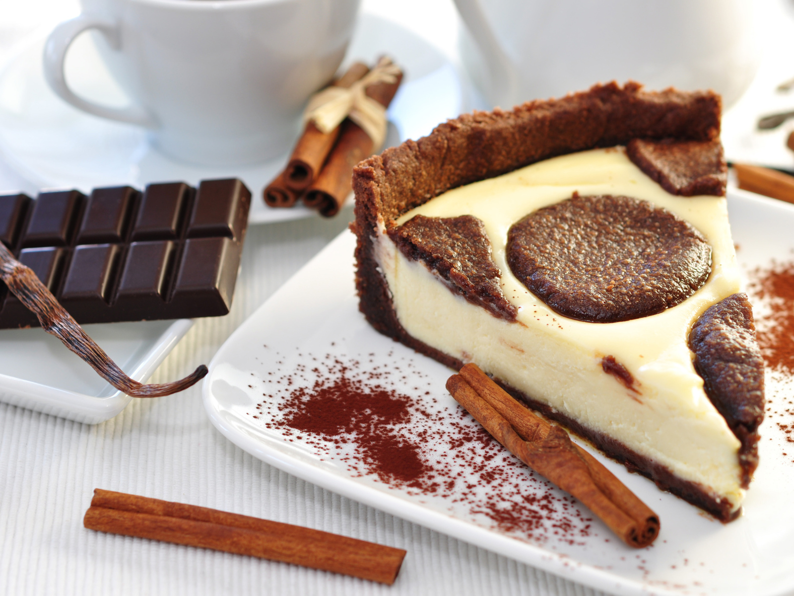 Чизкейк с шоколадом, печеньем и корицей